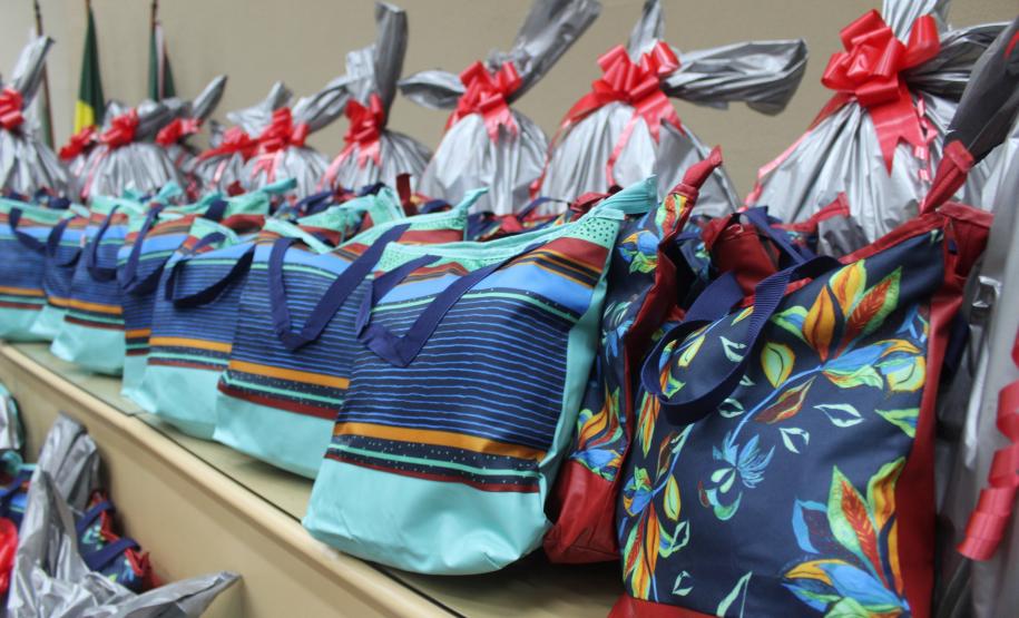 Seab e Adapar entregam cestas de Natal a colaboradores terceirizados