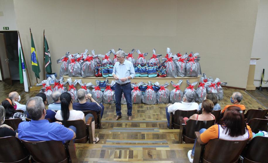 Seab e Adapar entregam cestas de Natal a colaboradores terceirizados