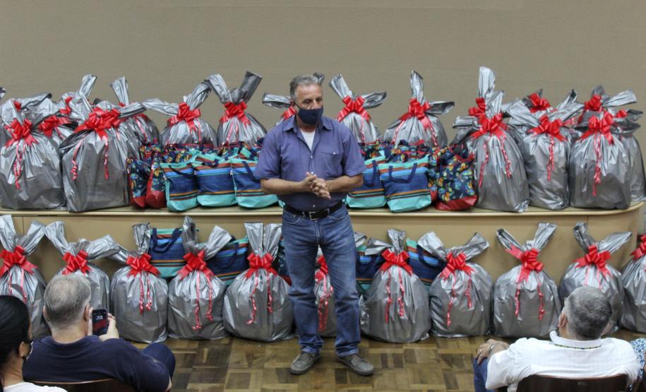 Seab e Adapar entregam cestas de Natal a colaboradores terceirizados