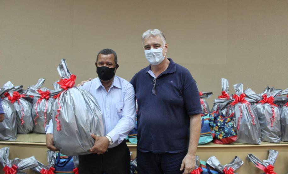 Seab e Adapar entregam cestas de Natal a colaboradores terceirizados