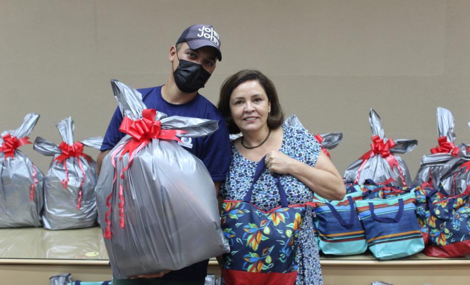 Seab e Adapar entregam cestas de Natal a colaboradores terceirizados