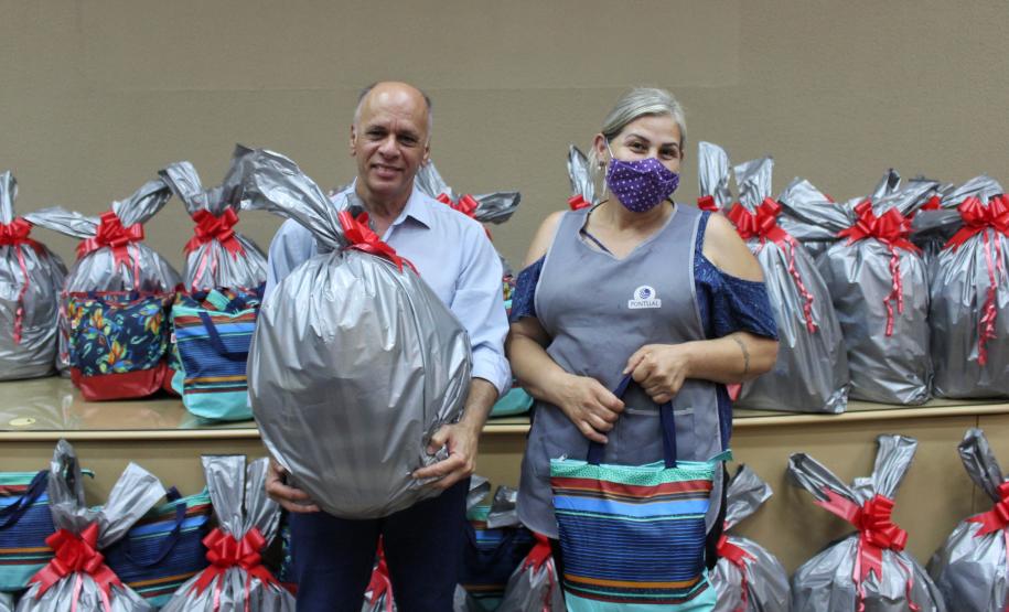 Seab e Adapar entregam cestas de Natal a colaboradores terceirizados