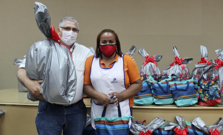 Seab e Adapar entregam cestas de Natal a colaboradores terceirizados