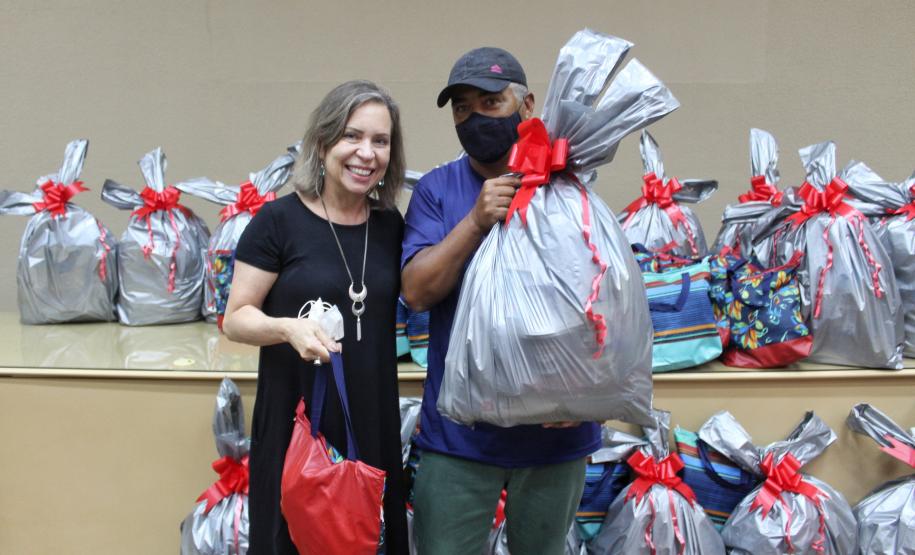 Seab e Adapar entregam cestas de Natal a colaboradores terceirizados