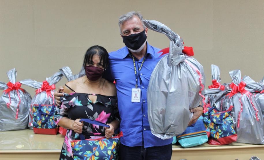 Seab e Adapar entregam cestas de Natal a colaboradores terceirizados