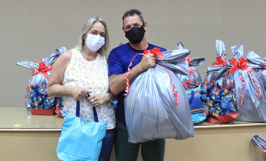 Seab e Adapar entregam cestas de Natal a colaboradores terceirizados