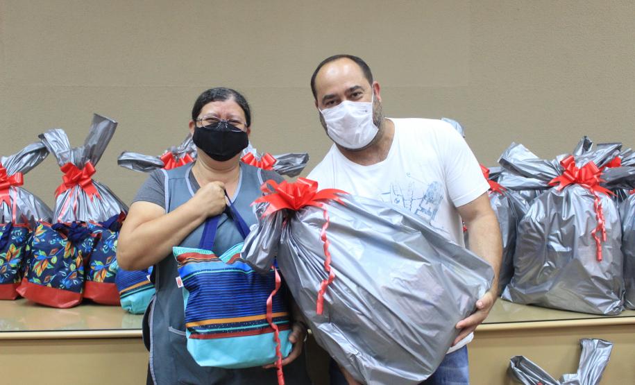 Seab e Adapar entregam cestas de Natal a colaboradores terceirizados