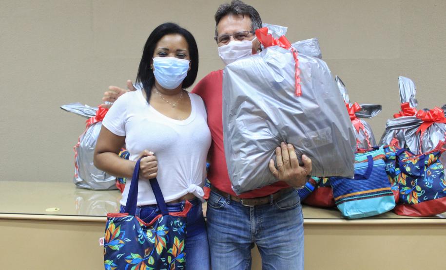 Seab e Adapar entregam cestas de Natal a colaboradores terceirizados