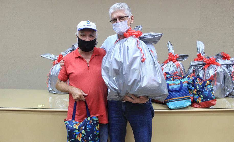 Seab e Adapar entregam cestas de Natal a colaboradores terceirizados