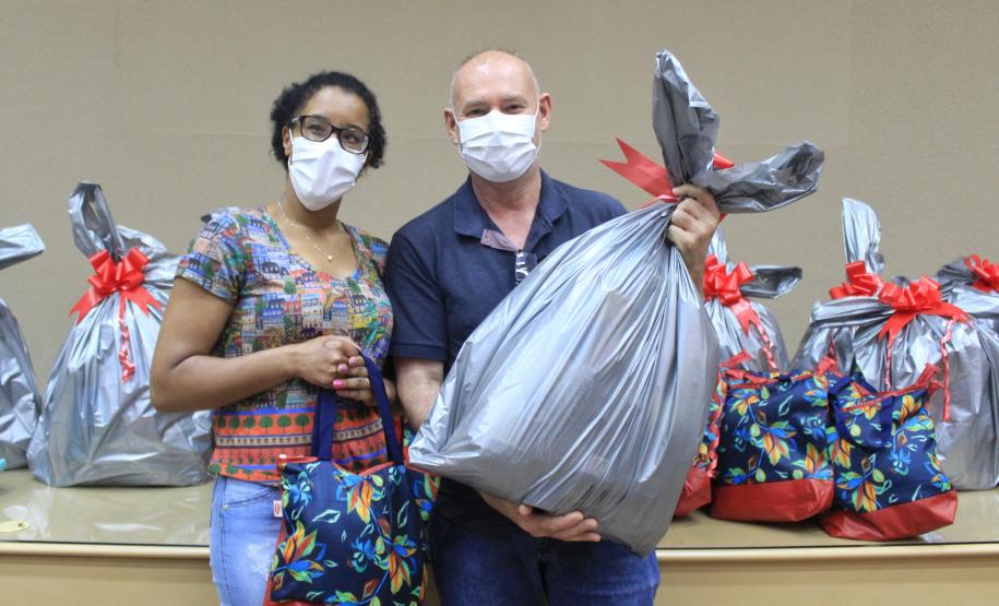 Seab e Adapar entregam cestas de Natal a colaboradores terceirizados