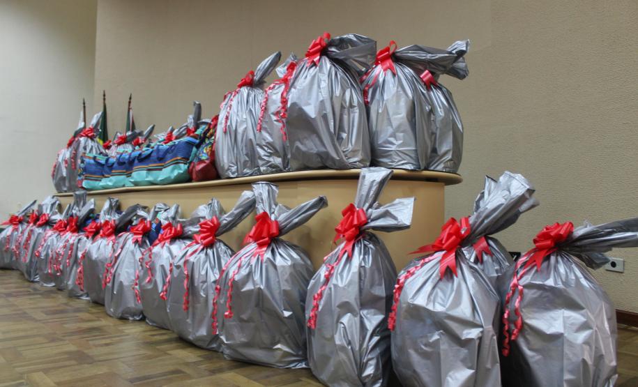 Seab e Adapar entregam cestas de Natal a colaboradores terceirizados