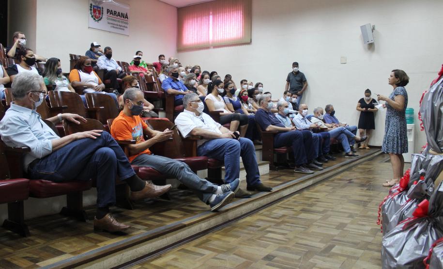 Seab e Adapar entregam cestas de Natal a colaboradores terceirizados