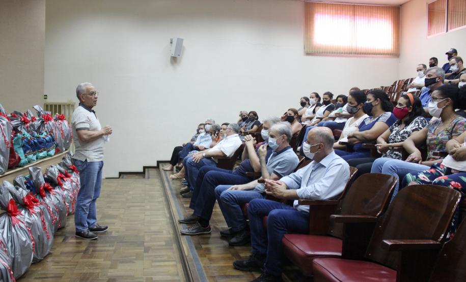 Seab e Adapar entregam cestas de Natal a colaboradores terceirizados