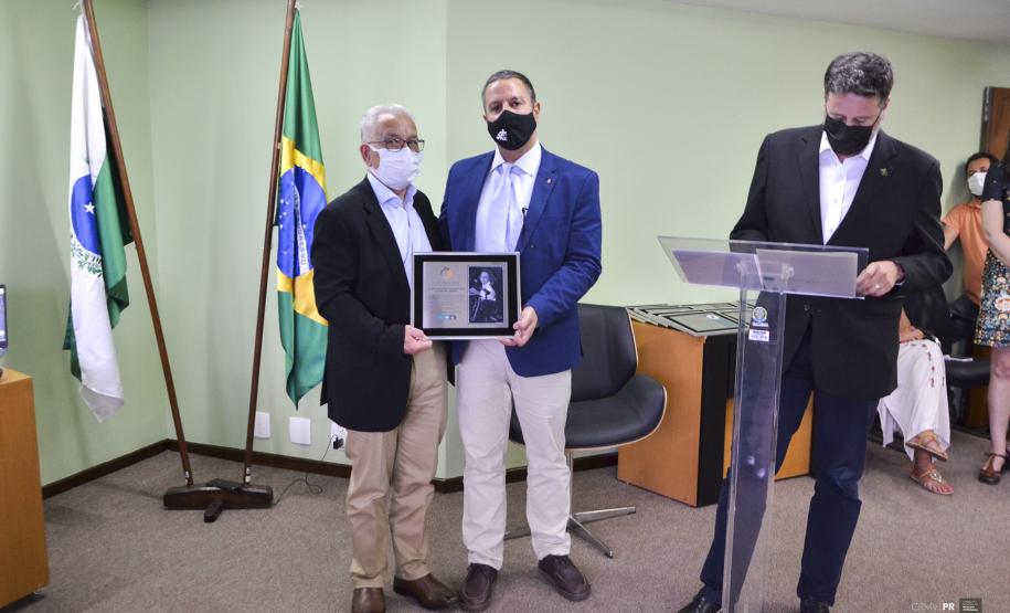 Adapar recebe prêmio pelo trabalho na saúde animal