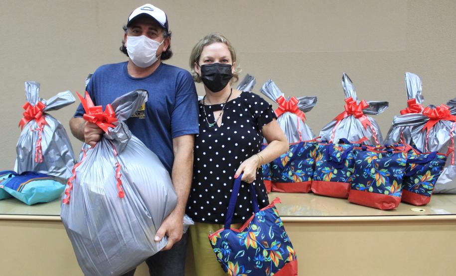 Seab e Adapar entregam cestas de Natal a colaboradores terceirizados