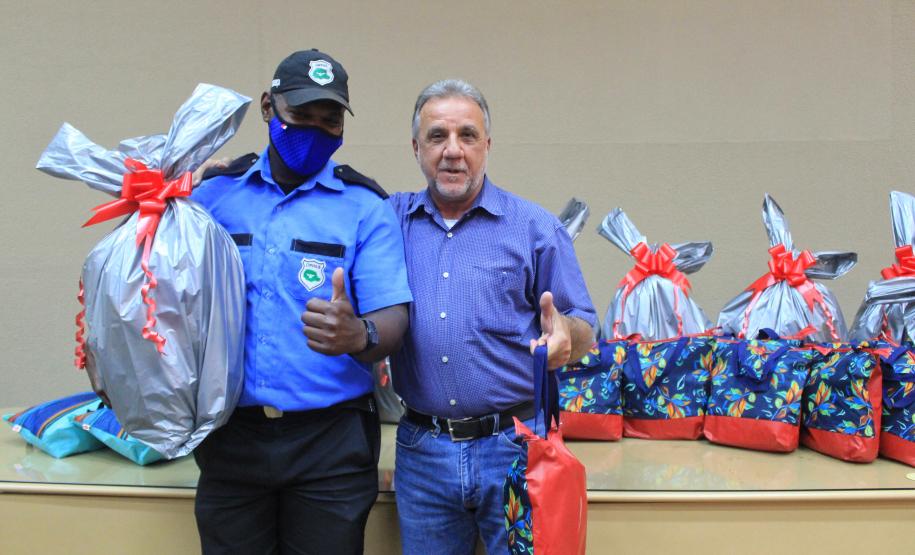 Seab e Adapar entregam cestas de Natal a colaboradores terceirizados