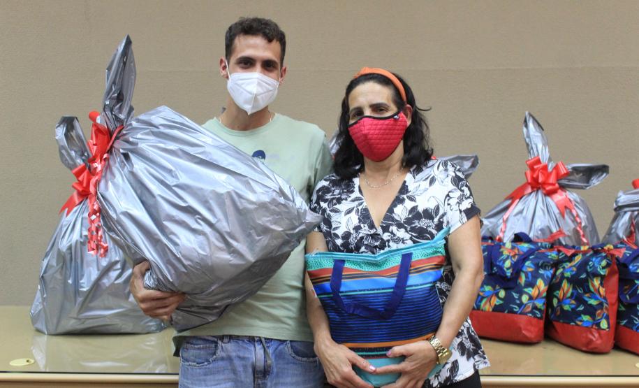 Seab e Adapar entregam cestas de Natal a colaboradores terceirizados