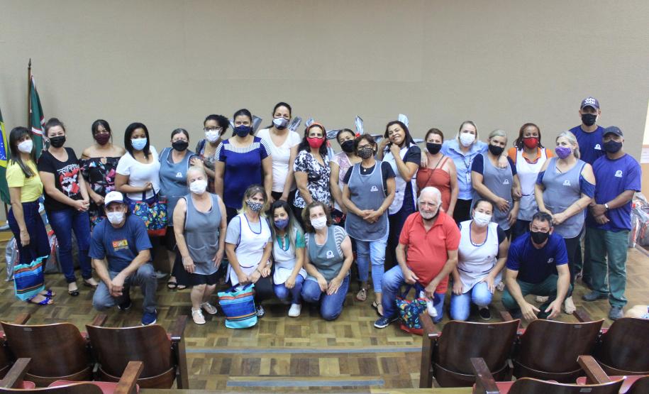 Seab e Adapar entregam cestas de Natal a colaboradores terceirizados