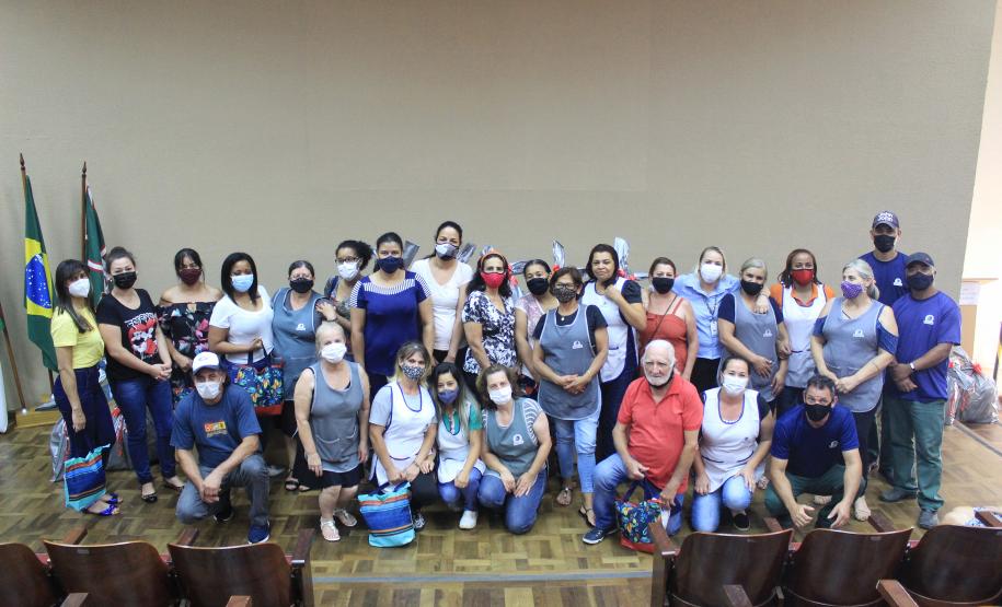 Seab e Adapar entregam cestas de Natal a colaboradores terceirizados