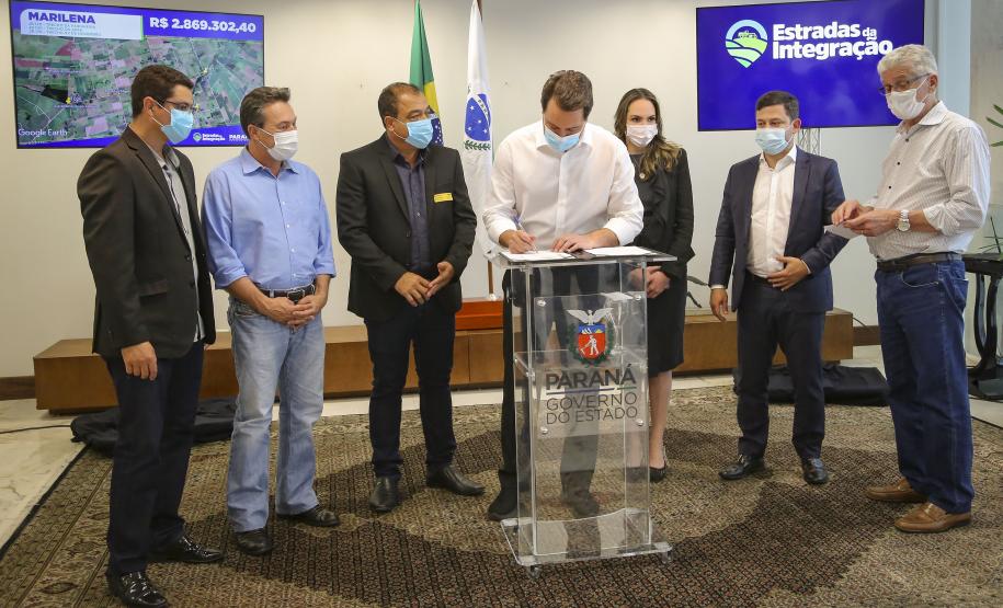 Com investimento de R$ 13,6 milhões, Estado vai recuperar estradas rurais de oito municípios