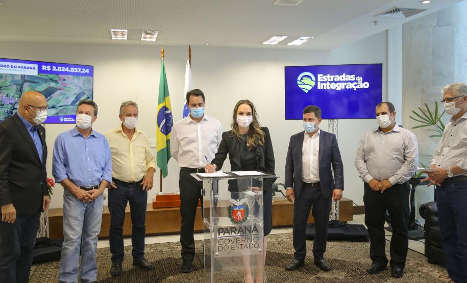 Com investimento de R$ 13,6 milhões, Estado vai recuperar estradas rurais de oito municípios