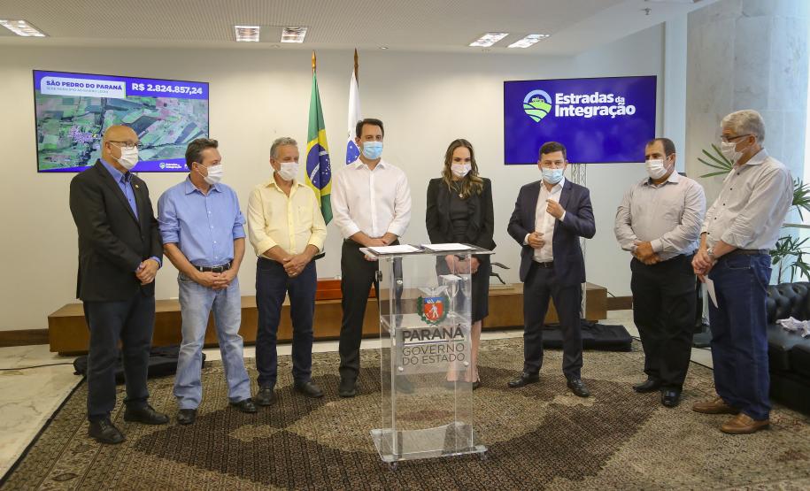 Com investimento de R$ 13,6 milhões, Estado vai recuperar estradas rurais de oito municípios