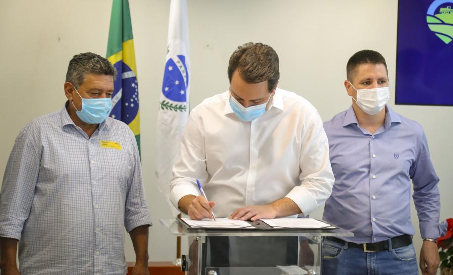 Com investimento de R$ 13,6 milhões, Estado vai recuperar estradas rurais de oito municípios