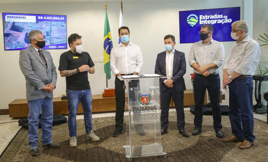 Com investimento de R$ 13,6 milhões, Estado vai recuperar estradas rurais de oito municípios