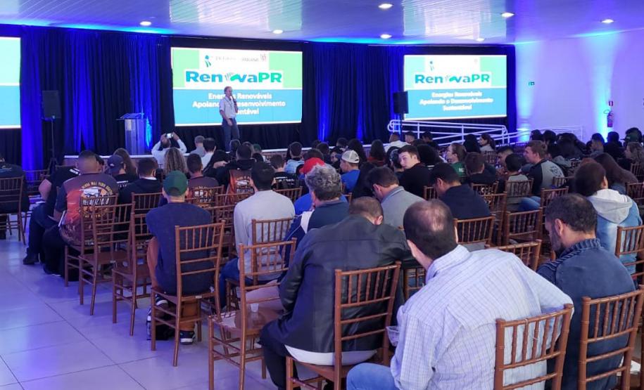 Em evento na Expoingá, agricultores comemoram economia na conta de energia com o RenovaPR