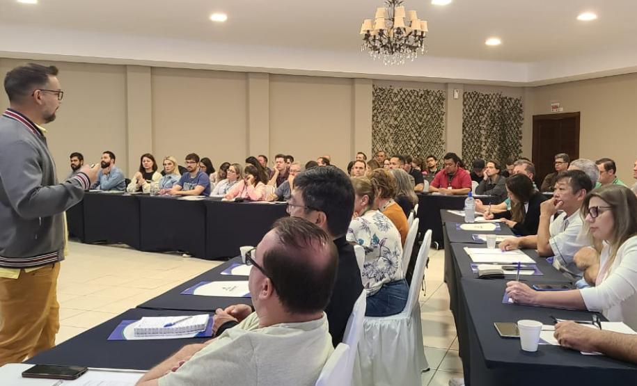 Adapar promove treinamento para servidores