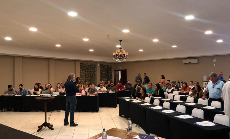 Adapar promove treinamento para servidores