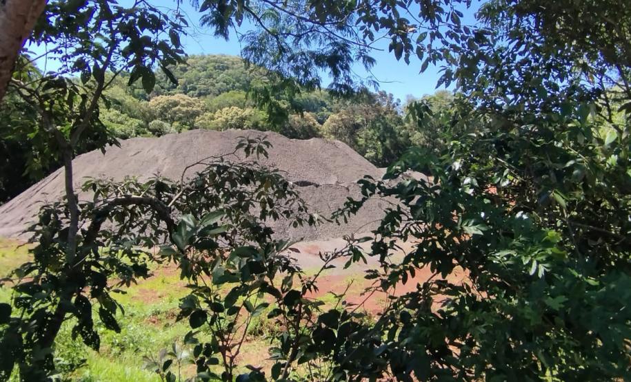 Pavimentação de estrada rural beneficia agricultura familiar no Sudoeste