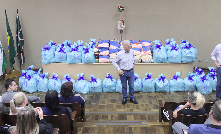 Seab e Adapar entregam cestas de Natal a colaboradores terceirizados