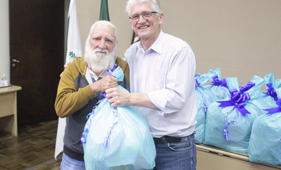 Seab e Adapar entregam cestas de Natal a colaboradores terceirizados