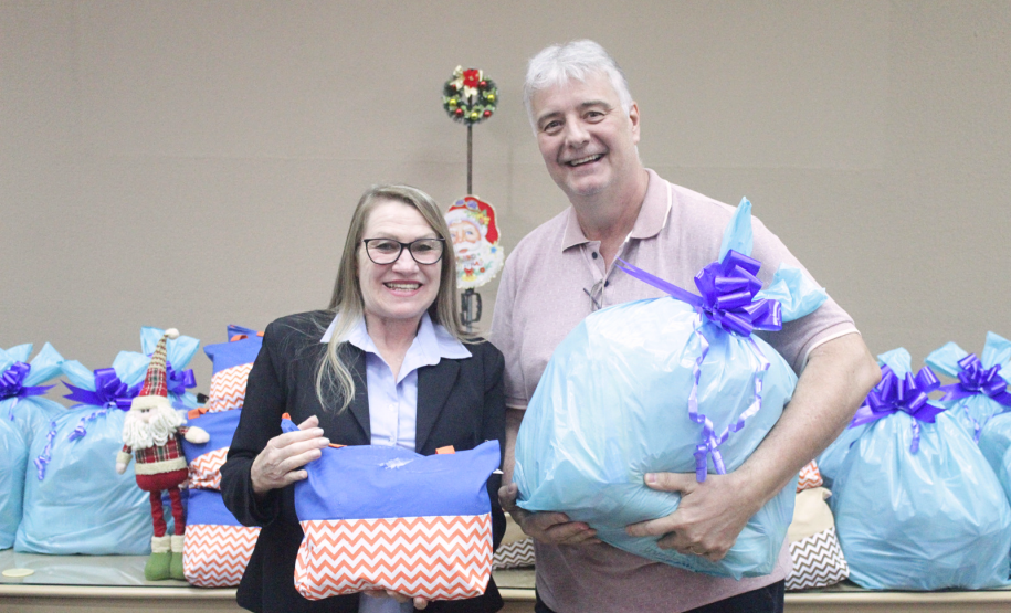 Nesta terça-feira (20), servidores da Secretaria da Agricultura e do Abastecimento e da Agência de Defesa Agropecuária do Paraná (Adapar) entregaram 46 cestas de Natal para colaboradores terceirizados que trabalham na sede das duas instituições e no laboratório, em Curitiba. São profissionais da limpeza, segurança, recepção e cozinha.  A tradição de recolher contribuições espontâneas entre os servidores para a compra das cestas já dura dez anos. São produtos básicos para alimentação e itens para ceia de Nat