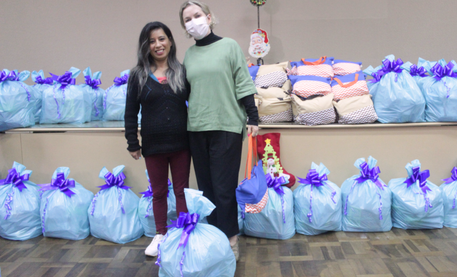 Nesta terça-feira (20), servidores da Secretaria da Agricultura e do Abastecimento e da Agência de Defesa Agropecuária do Paraná (Adapar) entregaram 46 cestas de Natal para colaboradores terceirizados que trabalham na sede das duas instituições e no laboratório, em Curitiba. São profissionais da limpeza, segurança, recepção e cozinha.  A tradição de recolher contribuições espontâneas entre os servidores para a compra das cestas já dura dez anos. São produtos básicos para alimentação e itens para ceia de Nat