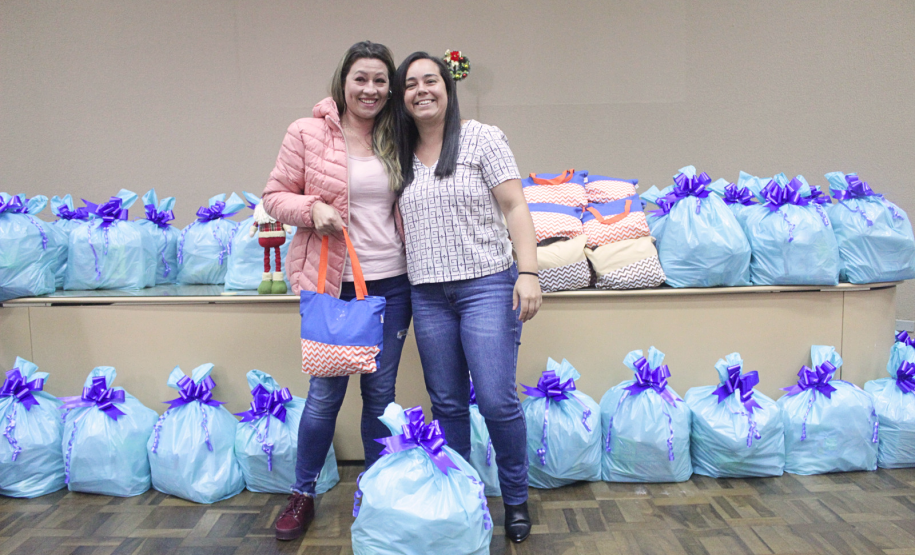 Nesta terça-feira (20), servidores da Secretaria da Agricultura e do Abastecimento e da Agência de Defesa Agropecuária do Paraná (Adapar) entregaram 46 cestas de Natal para colaboradores terceirizados que trabalham na sede das duas instituições e no laboratório, em Curitiba. São profissionais da limpeza, segurança, recepção e cozinha.  A tradição de recolher contribuições espontâneas entre os servidores para a compra das cestas já dura dez anos. São produtos básicos para alimentação e itens para ceia de Nat