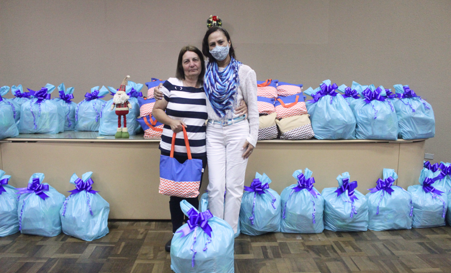 Nesta terça-feira (20), servidores da Secretaria da Agricultura e do Abastecimento e da Agência de Defesa Agropecuária do Paraná (Adapar) entregaram 46 cestas de Natal para colaboradores terceirizados que trabalham na sede das duas instituições e no laboratório, em Curitiba. São profissionais da limpeza, segurança, recepção e cozinha.  A tradição de recolher contribuições espontâneas entre os servidores para a compra das cestas já dura dez anos. São produtos básicos para alimentação e itens para ceia de Nat