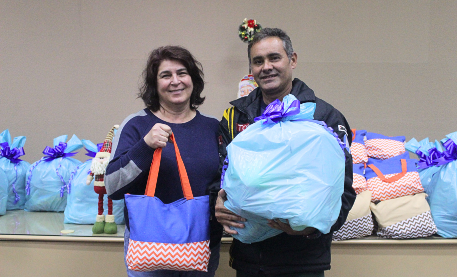 Seab e Adapar entregam cestas de Natal a trabalhadores terceirizados