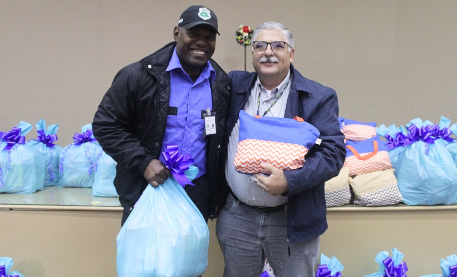 Seab e Adapar entregam cestas de Natal a trabalhadores terceirizados