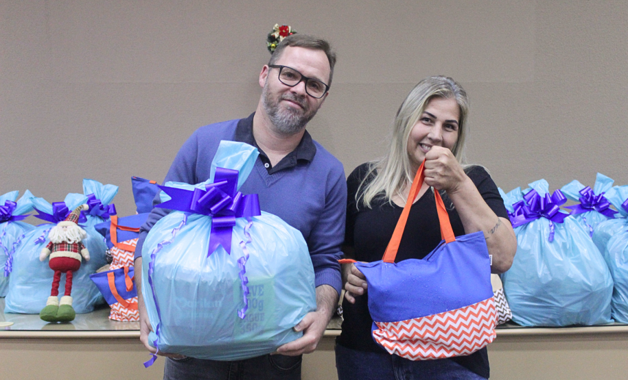 Seab e Adapar entregam cestas de Natal a trabalhadores terceirizados