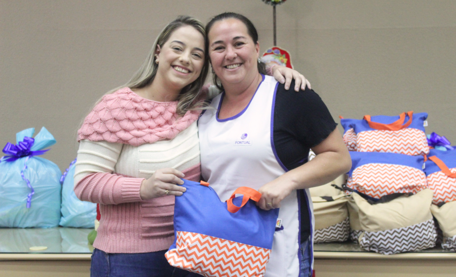 Seab e Adapar entregam cestas de Natal a trabalhadores terceirizados