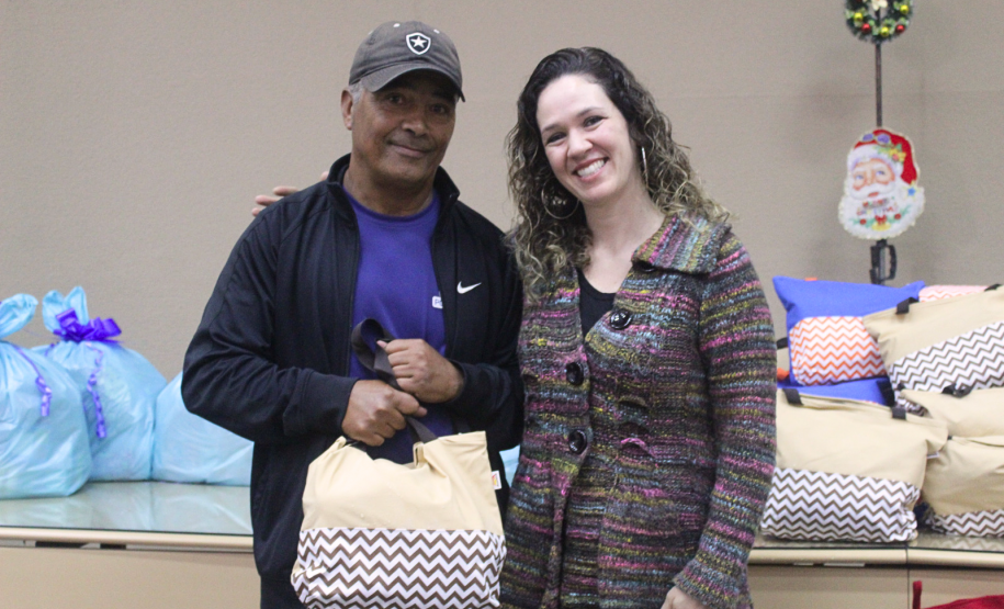 Seab e Adapar entregam cestas de Natal a trabalhadores terceirizados