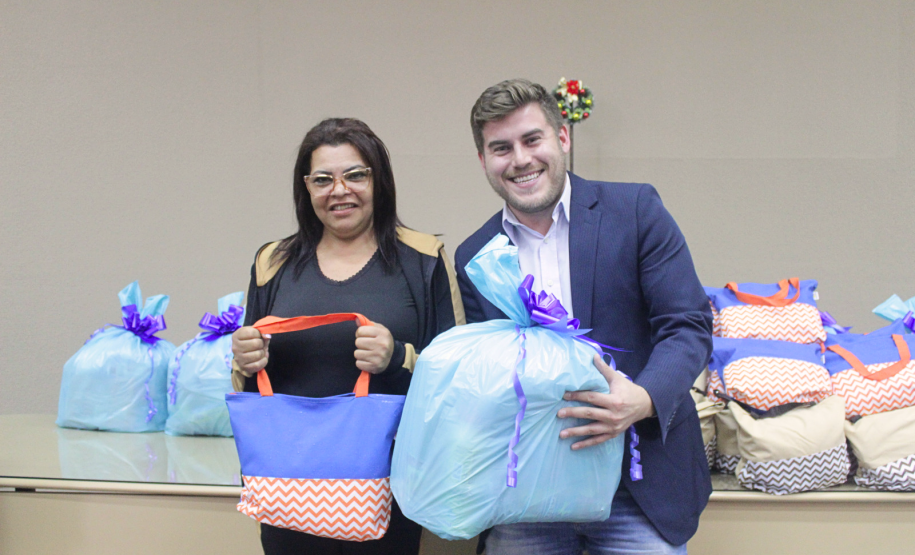 Seab e Adapar entregam cestas de Natal a trabalhadores terceirizados