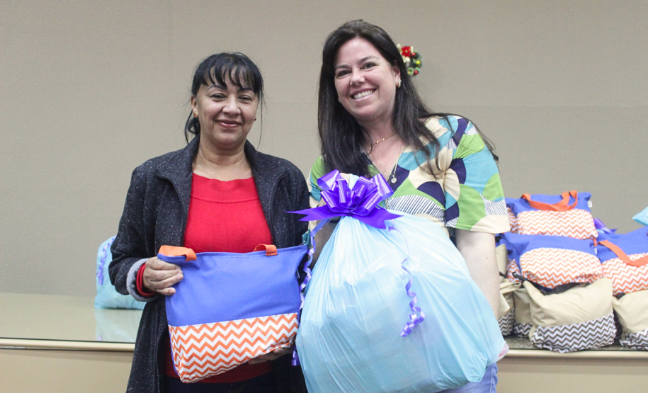 Seab e Adapar entregam cestas de Natal a trabalhadores terceirizados