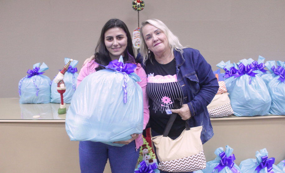 Seab e Adapar entregam cestas de Natal a trabalhadores terceirizados