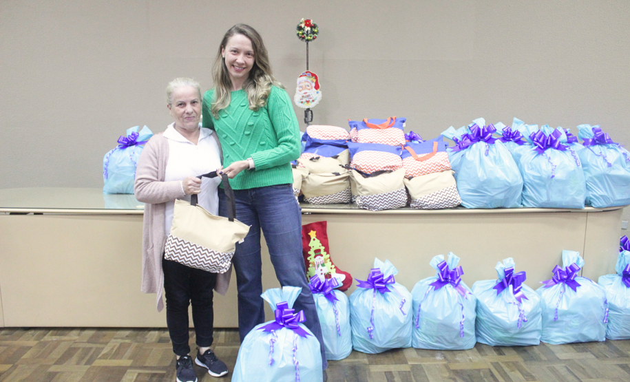 Seab e Adapar entregam cestas de Natal a trabalhadores terceirizados