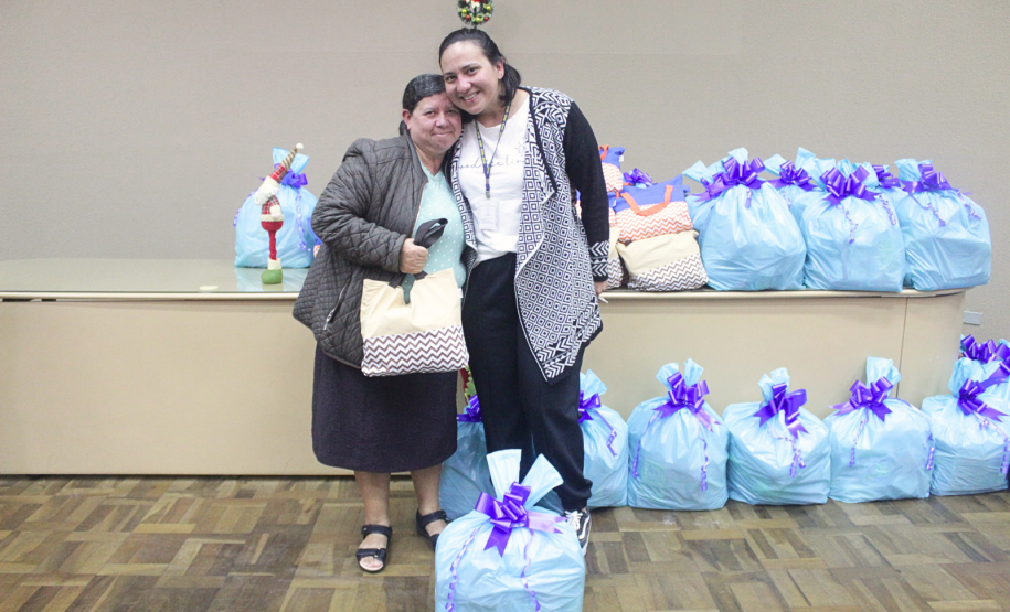 Seab e Adapar entregam cestas de Natal a trabalhadores terceirizados