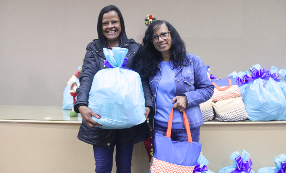 Seab e Adapar entregam cestas de Natal a trabalhadores terceirizados