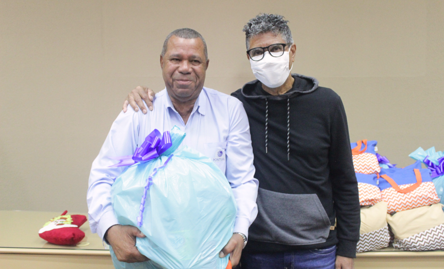 Seab e Adapar entregam cestas de Natal a trabalhadores terceirizados